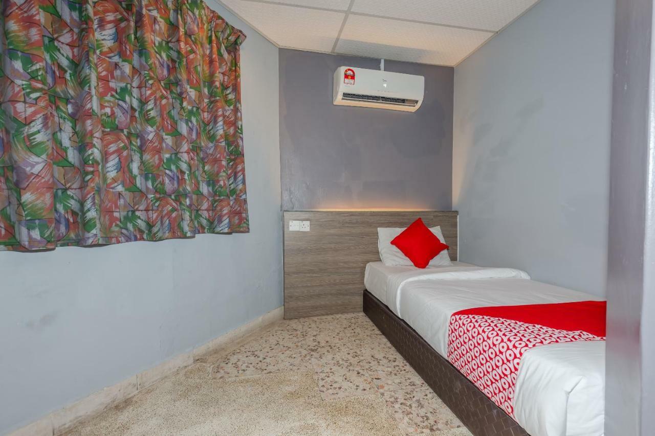 Oyo 1088 Yellow Mansion Banda Kaba Hotel Malacca Exterior photo